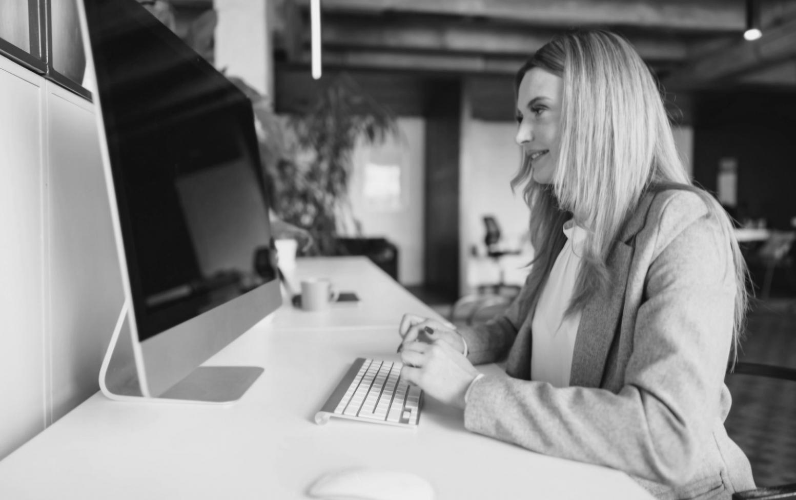 Estudiantes aplicando estrategias SEO en tiempo real